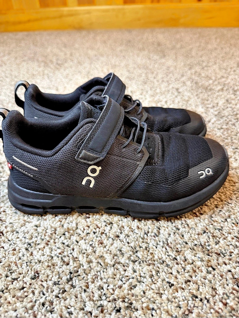 On Cloud Play Black Athletic Sneakers - see description